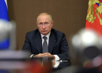 Путин наградил экипаж сбитого в Армении вертолета