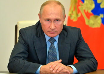 Путин попросил у Макрона помощи в производстве вакцины "Спутник V"