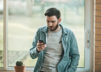 Стало известно, как часто люди берут смартфон без причины