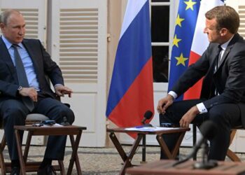 Кремль не обратил внимания на новую статью о разговоре Путина и Макрона