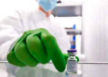 Великобритания первой в мире выдала лицензию на широкое применение вакцины Pfizer и BioNTech