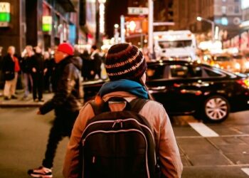 Австралийские ученые объяснили, почему люди ощущают «спиной» чей-то взгляд