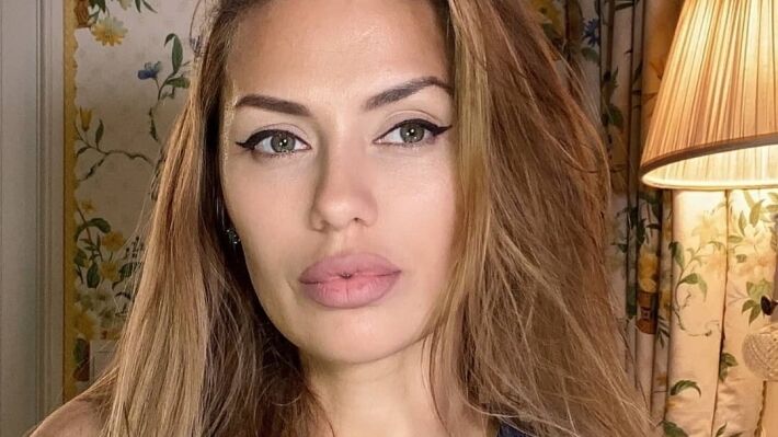 Автозагар, отсутствие белья и нелепые костюмы: позорные фото звезд 2000-х годов