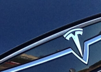 Гендиректор BMW предсказал Tesla потерю лидерства на рынке электрокаров