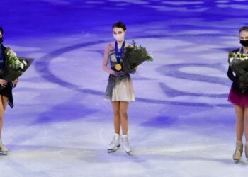Щербакова хохотала из-за перекошенного флага: фигуристки РФ заняли весь пьедестал на ЧМ