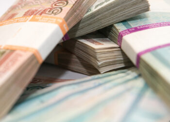 Девушка отдала аферистам 1,8 млн рублей и драгоценности, чтобы избавить отца от «порчи»