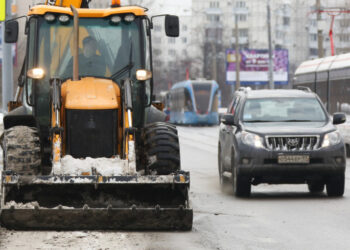 Находчивый коммунальщик потушил горящее авто сугробом снега
