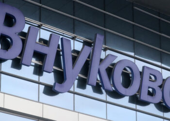 В аэропорту Внуково у самолета при посадке сломалась стойка шасси