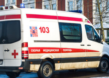 В Приморье автомобиль врезался в дерево: двое погибших, шестеро пострадавших