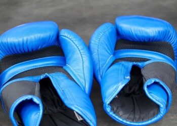 Российский боксер Бетербиев защитил пояса чемпиона мира по версиям WBC и IBF